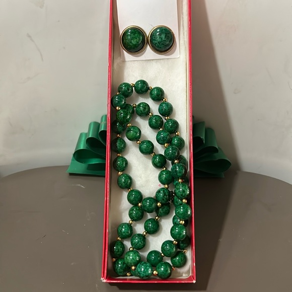 BEAUTIFUL! GREEN MALACHITE NECKLACE & EARRINGS SET - Picture 1 of 9